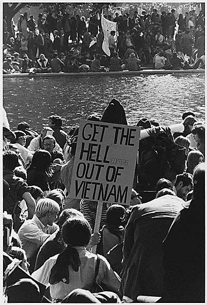 vietnam_war_protest_in_dc_1967.gif